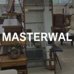 MASTERWAL（マスターウォール） ROSHE MIRROR（ロシェミラー） W60cm スタンドミラー 全身鏡用。無垢材フレームのやさしい曲面デザインが特長で、幅60cmのスリムなサイズが玄関や寝室、リビングでの身だしなみチェックに適しています。