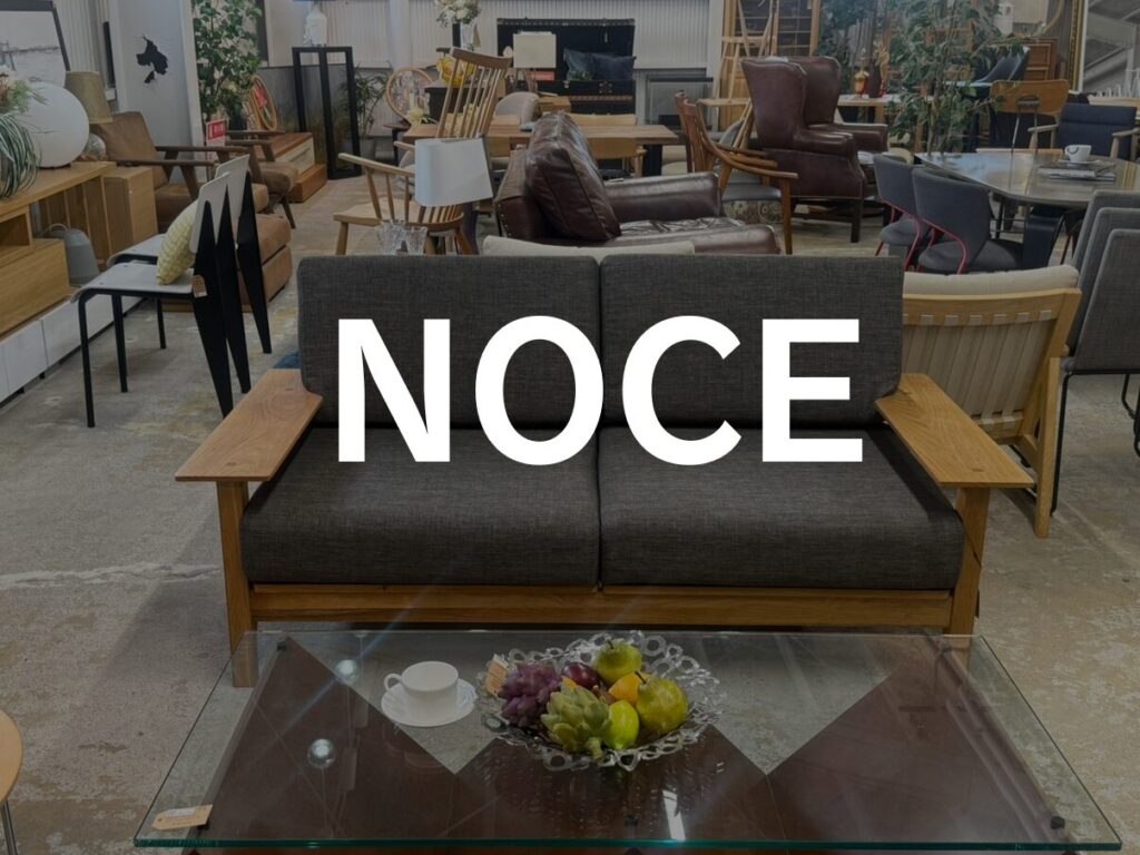 NOCE（ノーチェ）ソファ1610：オーク無垢材フレームの美しい木目と格子背面が際立つ、北欧風リビング用ソファ、自然光で質感が深まるデザインソファ