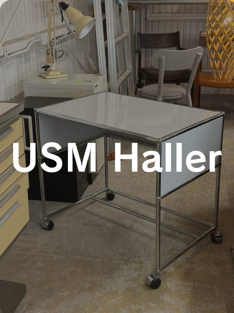 USM Modular Furniture（ユーエスエム モジュラーファニチャー） USM Haller（USMハラー） サイドボード ピュアホワイトのスチールパネルとクロームメッキフレームを組み合わせた、洗練されたモジュラーデザインの収納家具。