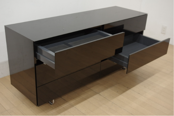 Cassina ixc.（カッシーナ・イクスシー） LOTUS（ロータス） ドロワーキャビネット チェスト 6杯の引き出しを備えた、シンプルな直線フォルムと上質な質感が魅力のモダン収納家具。