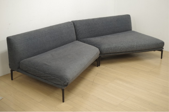 arflex（アルフレックス） OLTANO（オルタノ） リビング用ソファ。ユニットを組み合わせることで生まれる斜めの角度が特徴で、自由なレイアウトと洗練されたフォルムを楽しめるデザインです。