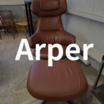 Arper（アルペール）Aston Club（アストン クラブ）ハイバックチェア。レザー張りのゆったりした曲線と高めの背もたれが特徴。