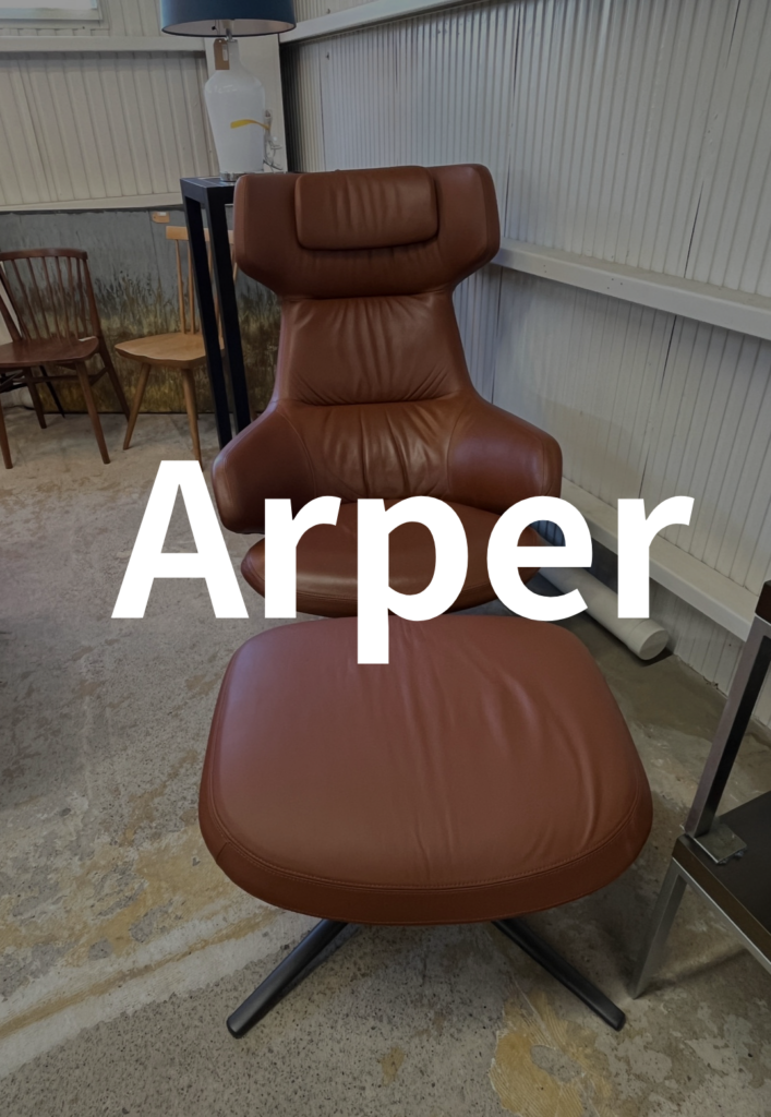 Arper(アルペール)Aston Club(アストン クラブ)ハイバックチェア。レザー張りのゆったりした曲線と高めの背もたれが特徴。
