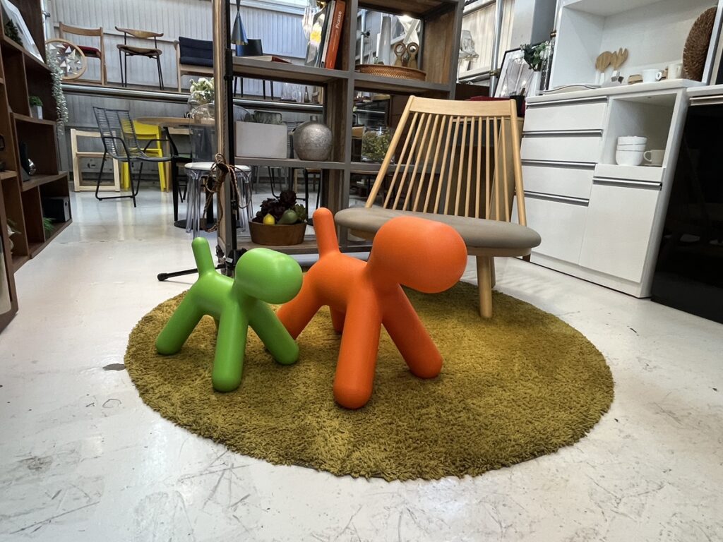 MAGIS(マジス)Puppy(パピー)Sサイズ・Mサイズ スツール。グリーンとオレンジの愛らしい犬型デザインが特徴。軽量で耐久性に優れたプラスチック素材(ポリエチレン)で、親子のように並べて楽しめるインテリア。