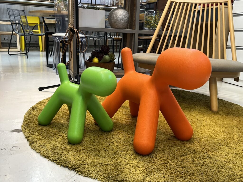 MAGIS(マジス)Puppy(パピー)スツール・オブジェ。犬の形を抽象化した遊び心あるデザインで、軽量かつ丈夫なポリエチレン素材を採用。子どもにも安全な強度と美しい造形を両立した家具。