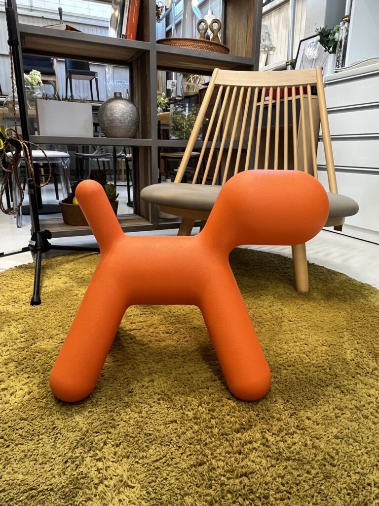 MAGIS(マジス)Puppy(パピー)Mサイズ スツール・インテリア。オレンジの丸みある犬型デザインで、軽量かつ耐久性に優れたプラスチック素材(ポリエチレン)を採用した遊び心ある家具。