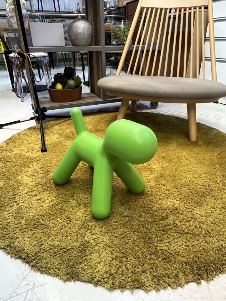 MAGIS(マジス)Puppy(パピー)Sサイズ スツール・インテリア。グリーンカラーの愛らしい犬型フォルムで、軽量で丈夫なプラスチック素材(ポリエチレン)を使用。子ども用家具や空間のアクセントとして楽しめるデザイン。