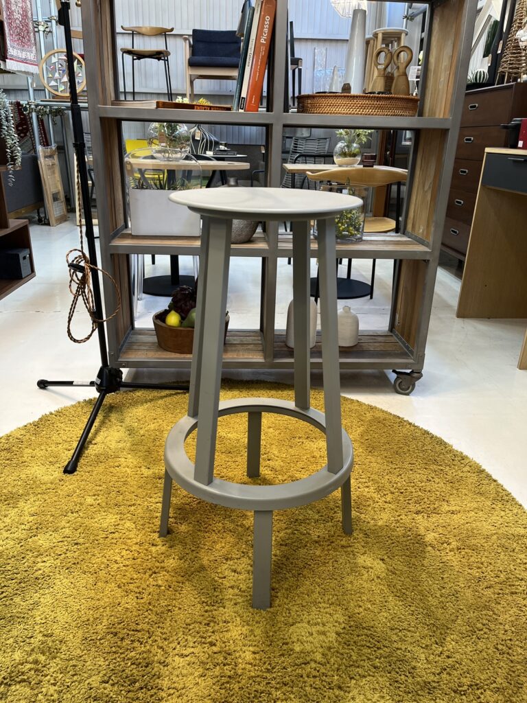 HAY(ヘイ)REVOLVER BAR STOOL HIGH(リボルバー バースツール ハイ)バースツール スカイグレーカラーの粉体塗装スチールフレームと360度回転する座面が特徴のシンプルデザイン