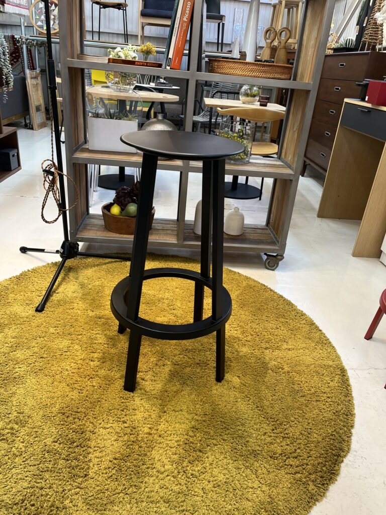 HAY(ヘイ)REVOLVER BAR STOOL HIGH(リボルバー バースツール ハイ)バースツール ブラックカラーの粉体塗装スチールフレームと回転式座面が特徴のミニマルデザイン