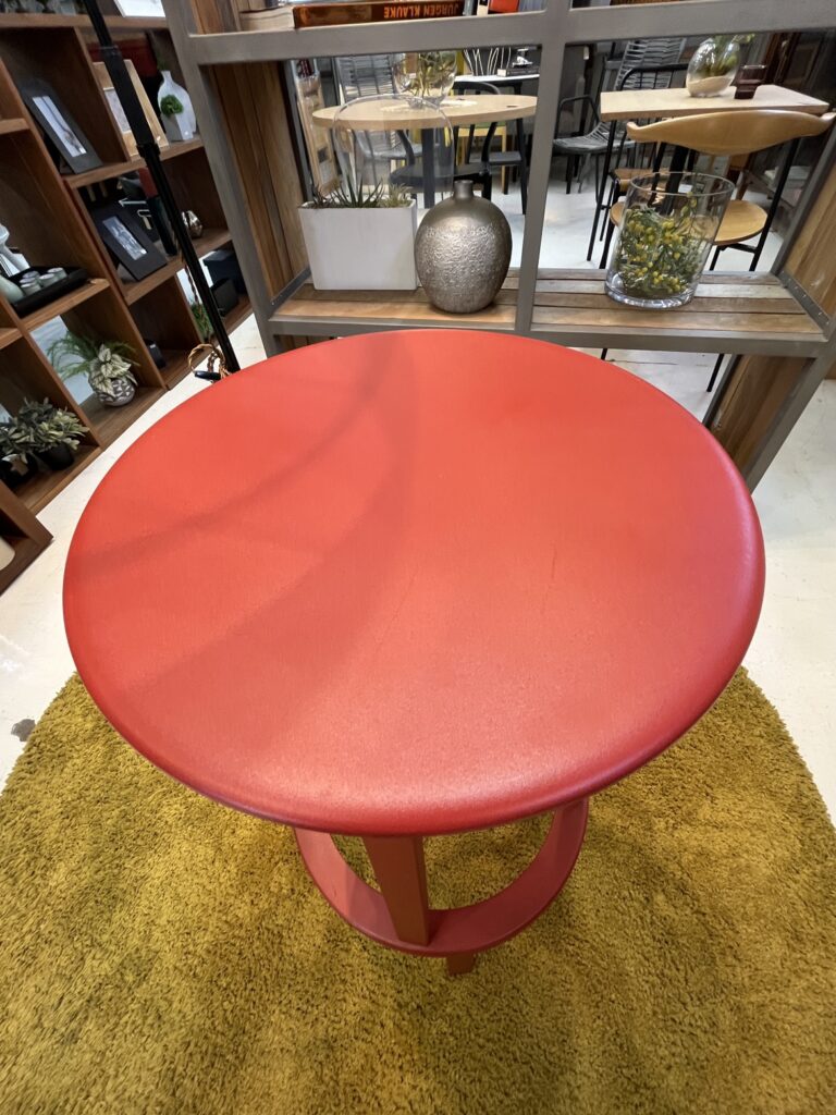 HAY(ヘイ)REVOLVER BAR STOOL HIGH(リボルバー バースツール ハイ)バースツール アルミニウム製成型シート座面、金属の硬質感に柔らかさを与える緩やかなカーブデザイン