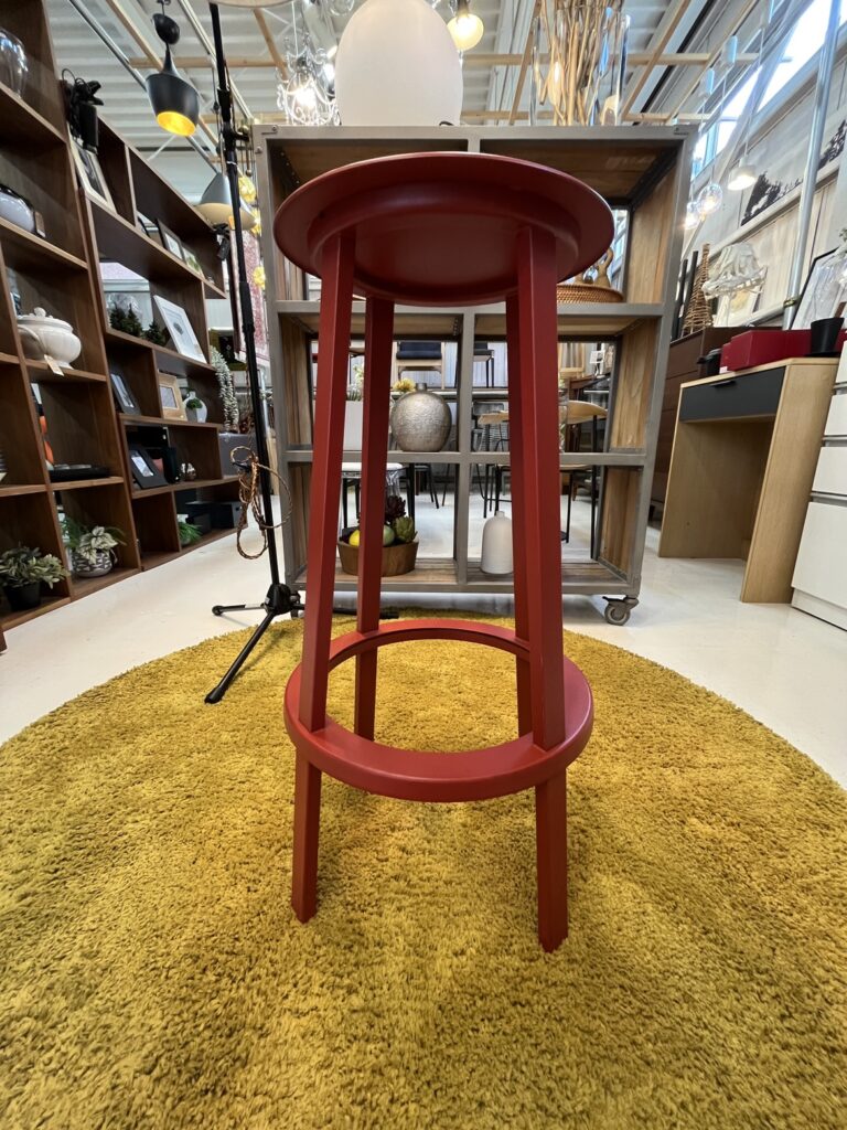 HAY(ヘイ)REVOLVER BAR STOOL HIGH(リボルバー バースツール ハイ)バースツール レッドカラーのアルミ座面とスチール脚、360度回転するミニマルデザイン