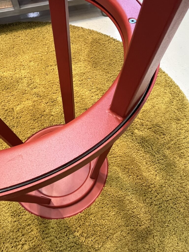 HAY(ヘイ)REVOLVER BAR STOOL HIGH(リボルバー バースツール ハイ)バースツール 座面とフットリングが360度回転するベアリング機構を備えた機能的なデザイン