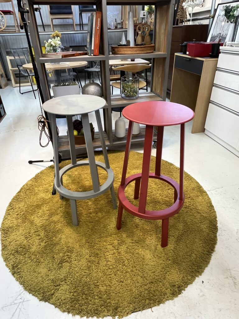 HAY(ヘイ)REVOLVER BAR STOOL HIGH(リボルバー バースツール ハイ)バースツール デザイン性と実用性を兼ね備えたミニマルな回転式スツール