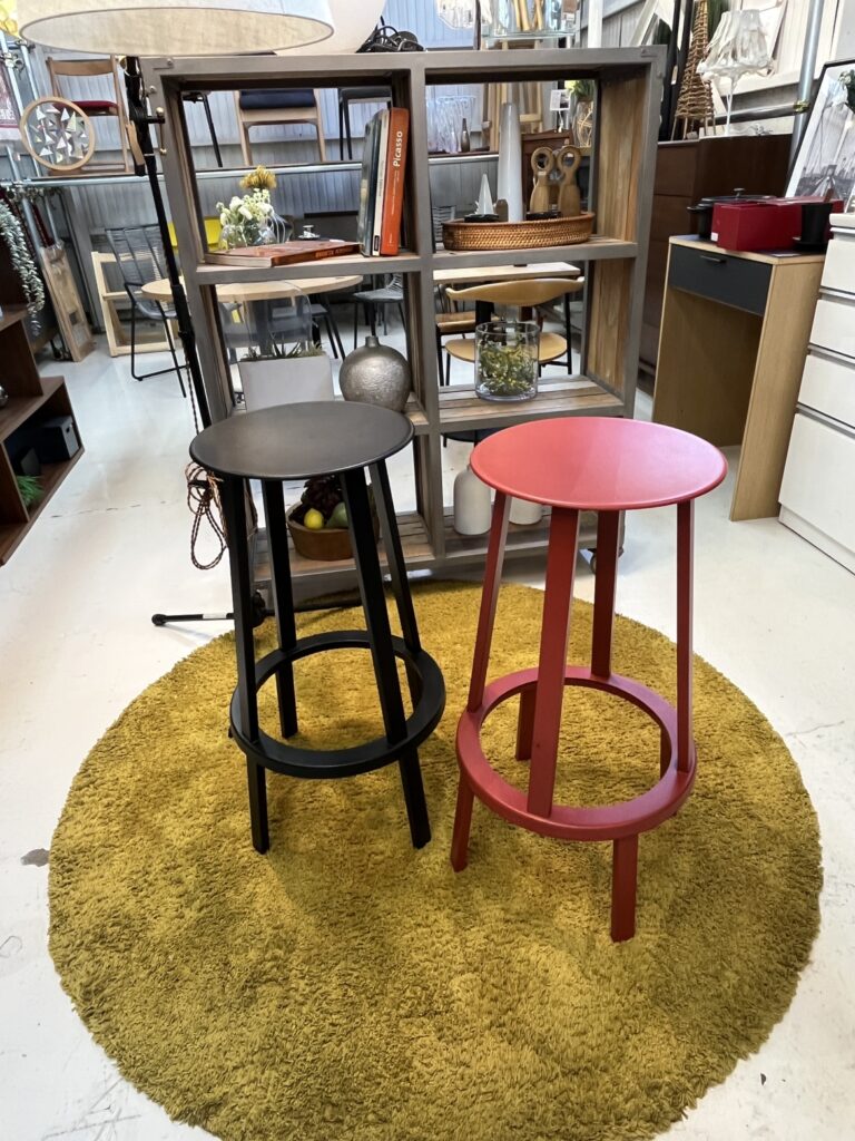 HAY(ヘイ)REVOLVER BAR STOOL HIGH(リボルバー バースツール ハイ)バースツール デザイン性と実用性を兼ね備えたミニマルな回転式スツール