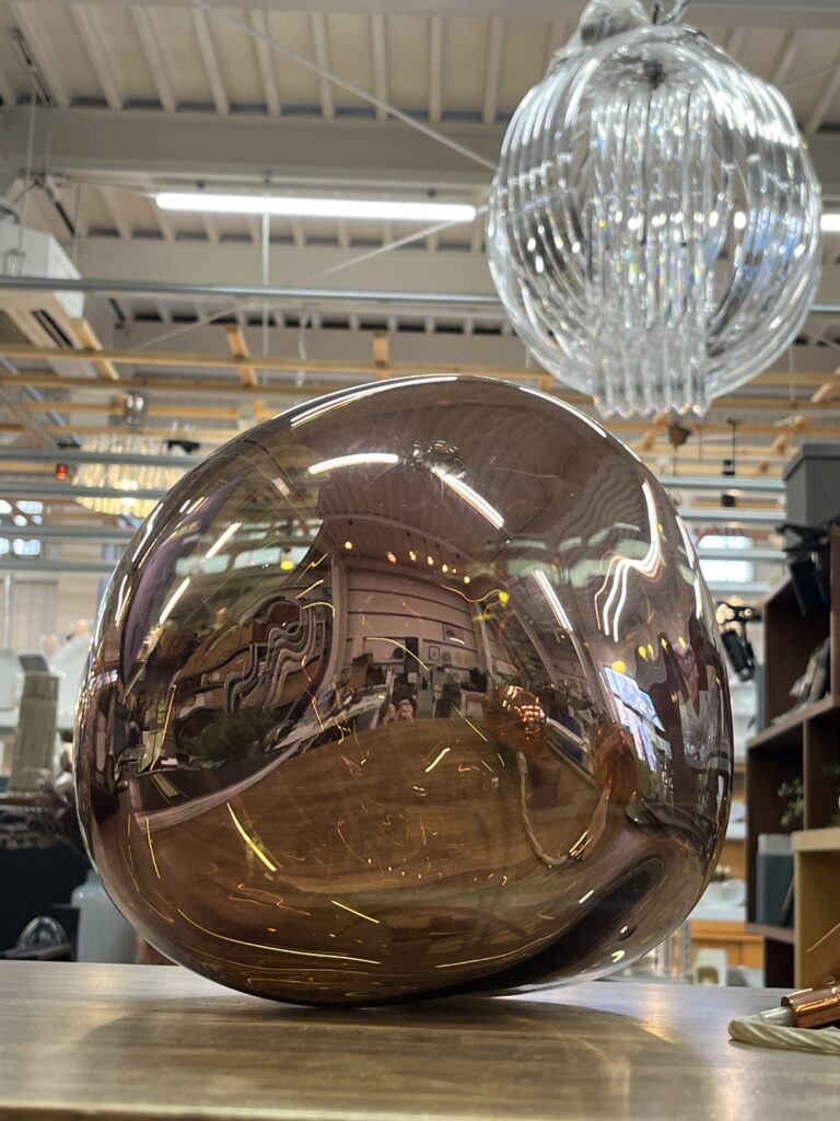 Tom Dixon（トム・ディクソン）MELT 30 PENDANT / Copper｜ペンダントライト｜溶けた金属のような有機的な形状。光を消すとCopperは一気に落ち着いた表情になります
