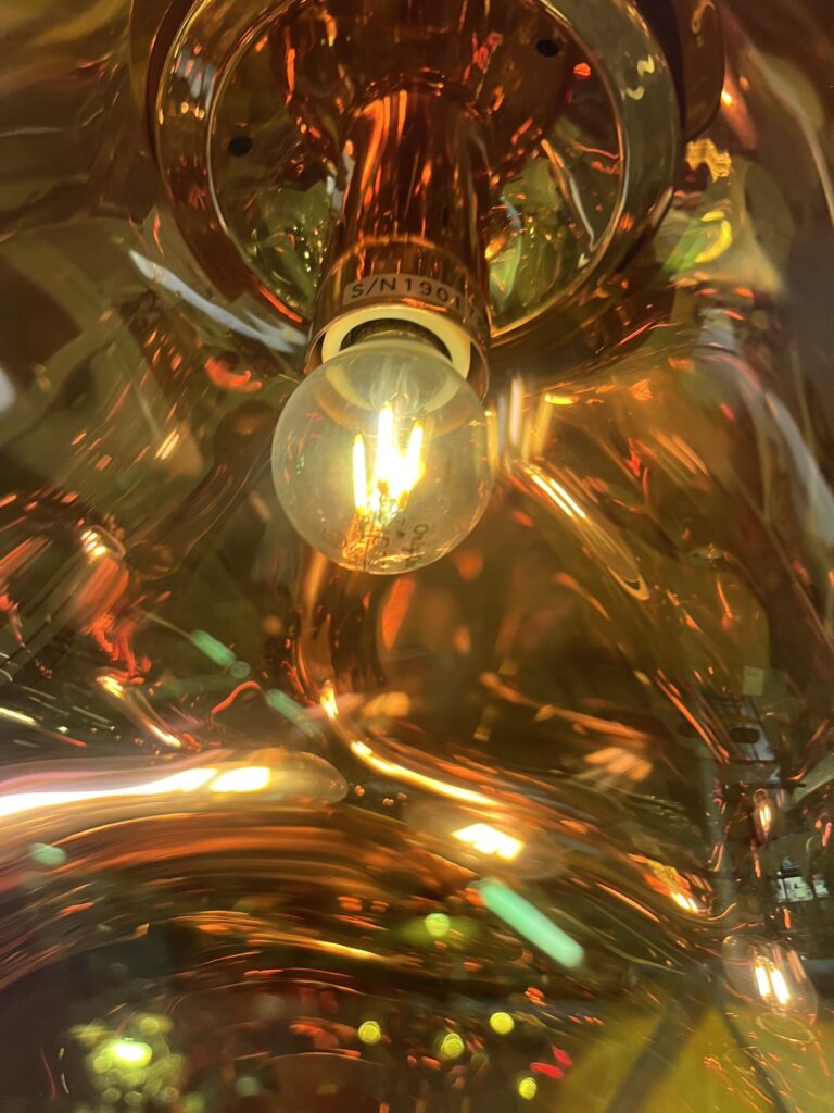 イトTom Dixon（トム・ディクソン）MELT 30 / Chrome｜ペンダントライト｜シェードを外した内部のディテールと、特徴的な有機的フォルムが見える構造
