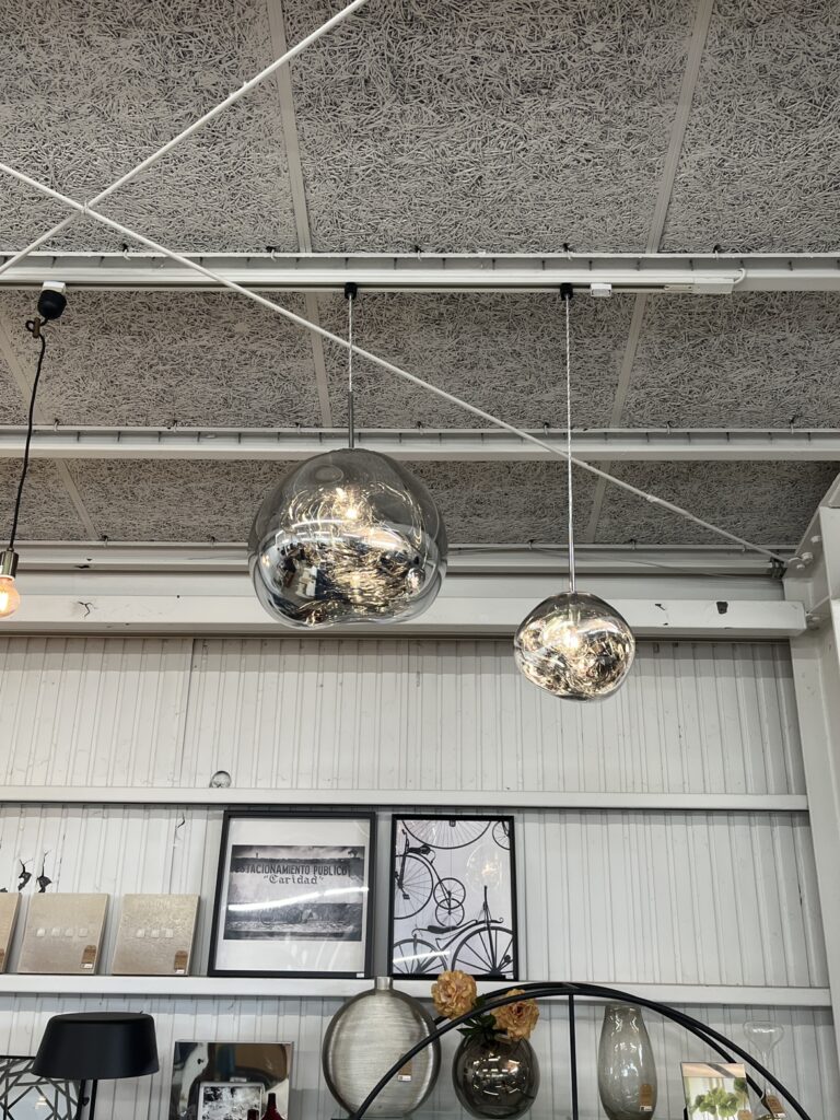 Tom Dixon（トム・ディクソン）MELT 30・MELT 50｜ペンダントライト｜溶けた金属のような有機的な形状。サイズや重量の違いが空間での見え方にも影響する照明