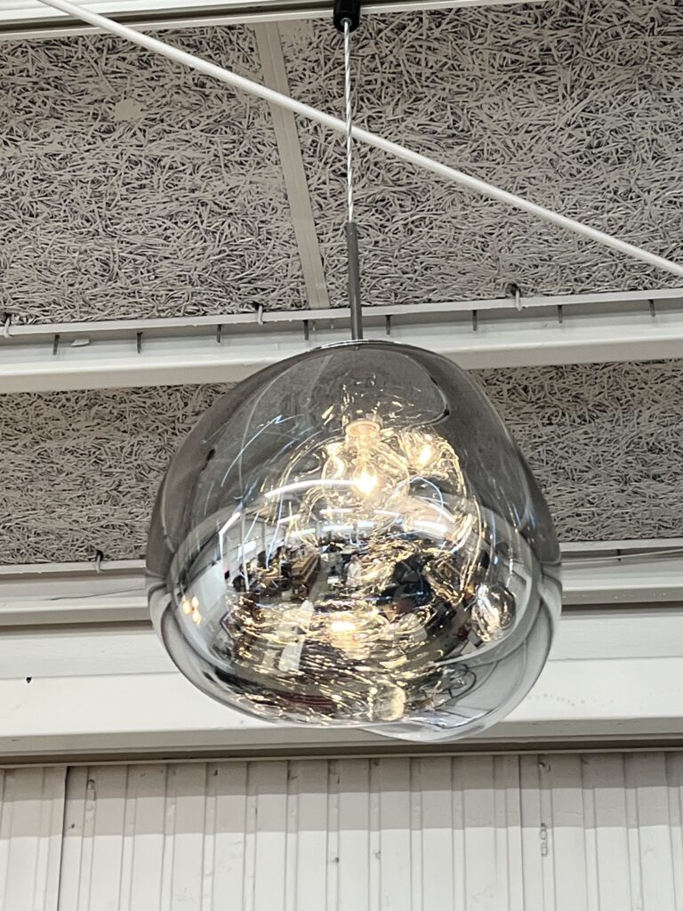 Tom Dixon（トム・ディクソン）MELT / Chrome｜ペンダントライト｜光が強く透け、金属面の反射も強いクローム仕上げが特徴
