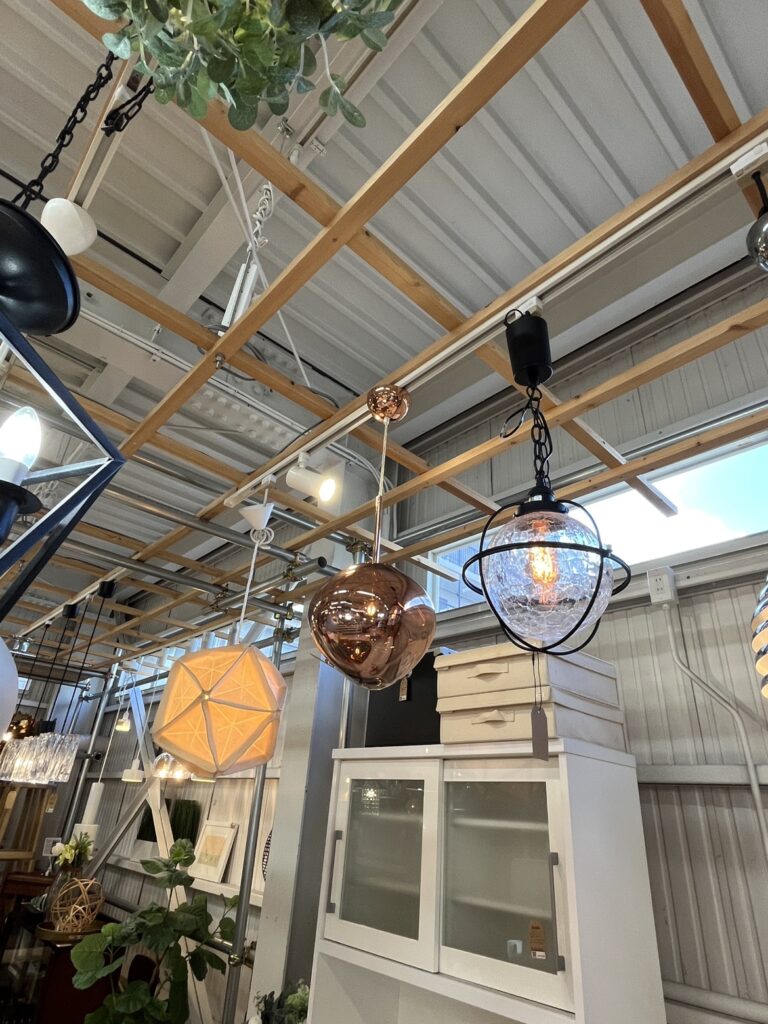 Tom Dixon（トム・ディクソン）MELT｜ペンダントライト｜有機的なフォルムと柔らかな光を活かした、ダイニングやリビングのインテリアコーディネート
