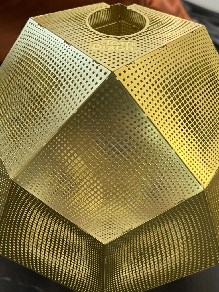 Tom Dixon(トム・ディクソン)ETCH MINI CHANDELIER 5 LIGHTS ペンダント照明。直径15cmの多面体「ETCH MINI PENDANT」を5灯配し、真鍮の穏やかな輝きがもたらす空気感を楽しめます。