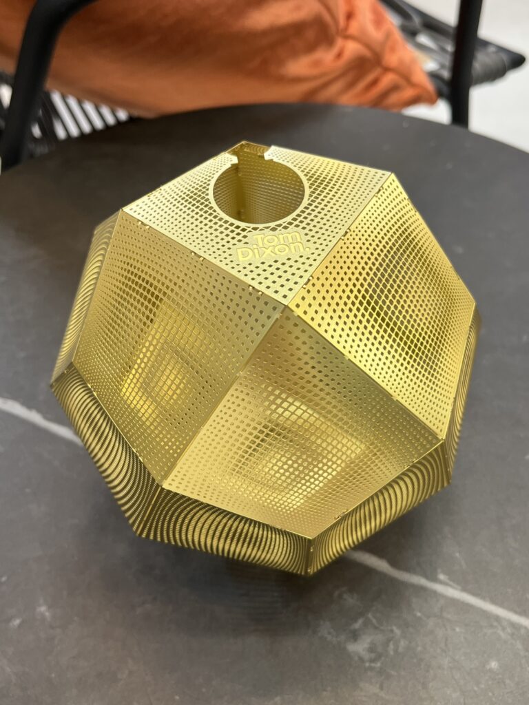 「ETCH MINI CHANDELIER 5 LIGHTS」を構成する「ETCH MINI PENDANT」は、直径15cmの小さな多面体。幾何学的なフォルムが光と影を美しく生み出し、空間に繊細な表情を添えます。