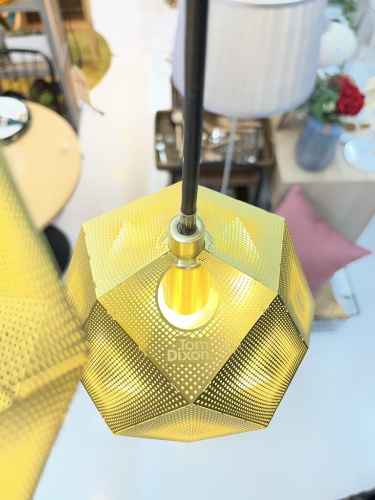 Tom Dixon(トム・ディクソン)ETCH MINI CHANDELIER 5 LIGHTS 電球。5灯それぞれから光を放ち、多面体シェードの陰影とやわらかな光を引き立てます。