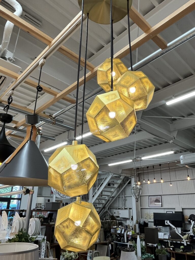 om Dixon(トム・ディクソン)ETCH MINI CHANDELIER 5 LIGHTS ペンダント照明。5灯組み合わせた構造によって、1灯では生まれない立体的な広がりを持つ照明です。