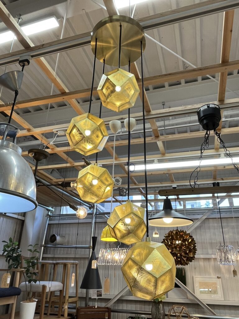 Tom Dixon(トム・ディクソン)ETCH MINI CHANDELIER 5 LIGHTS ペンダント照明。5灯組み合わせた構造によって、1灯では生まれない立体的な広がりを持つ照明です。