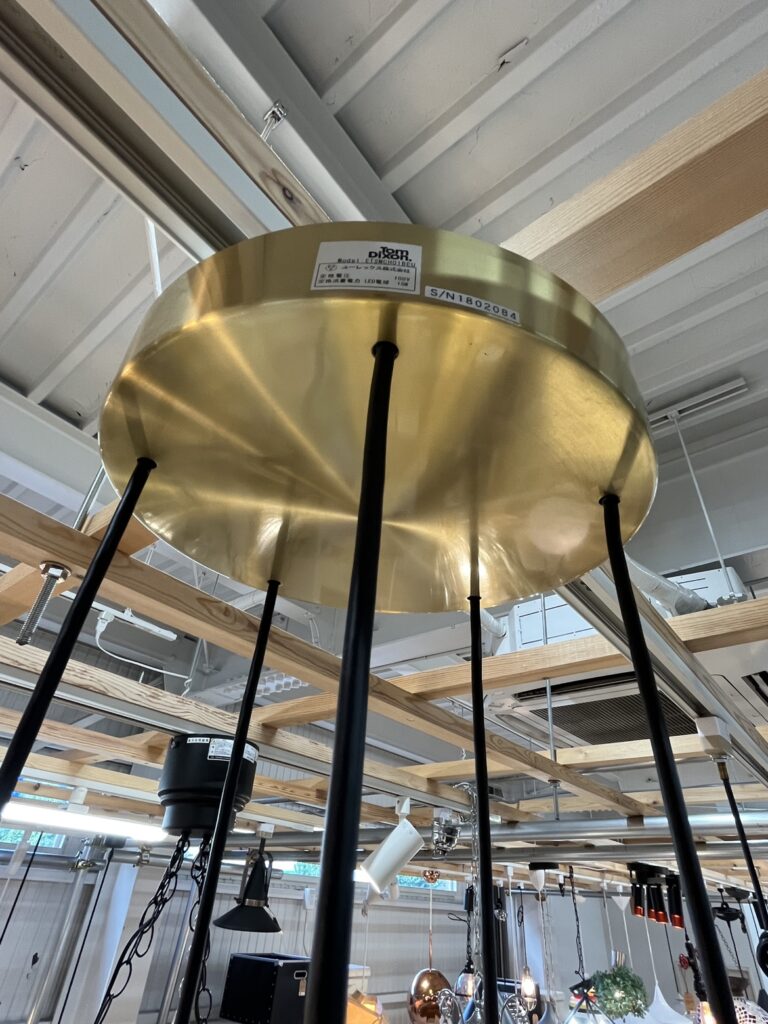 Tom Dixon(トム・ディクソン)ETCH MINI CHANDELIER 5 LIGHTS ペンダント照明。専用シーリングプレートによってコードの位置が整い、5灯が均等に広がる美しい配置を実現します。