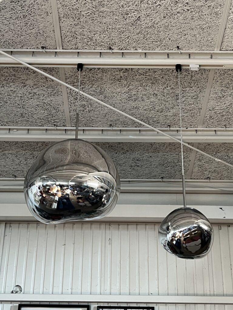 Tom Dixon（トム・ディクソン）MELT 30・MELT 50｜ペンダントライト｜消灯時は彫刻のような有機的な形状が際立ち、サイズや重量の違いで空間の見え方も変わる照明