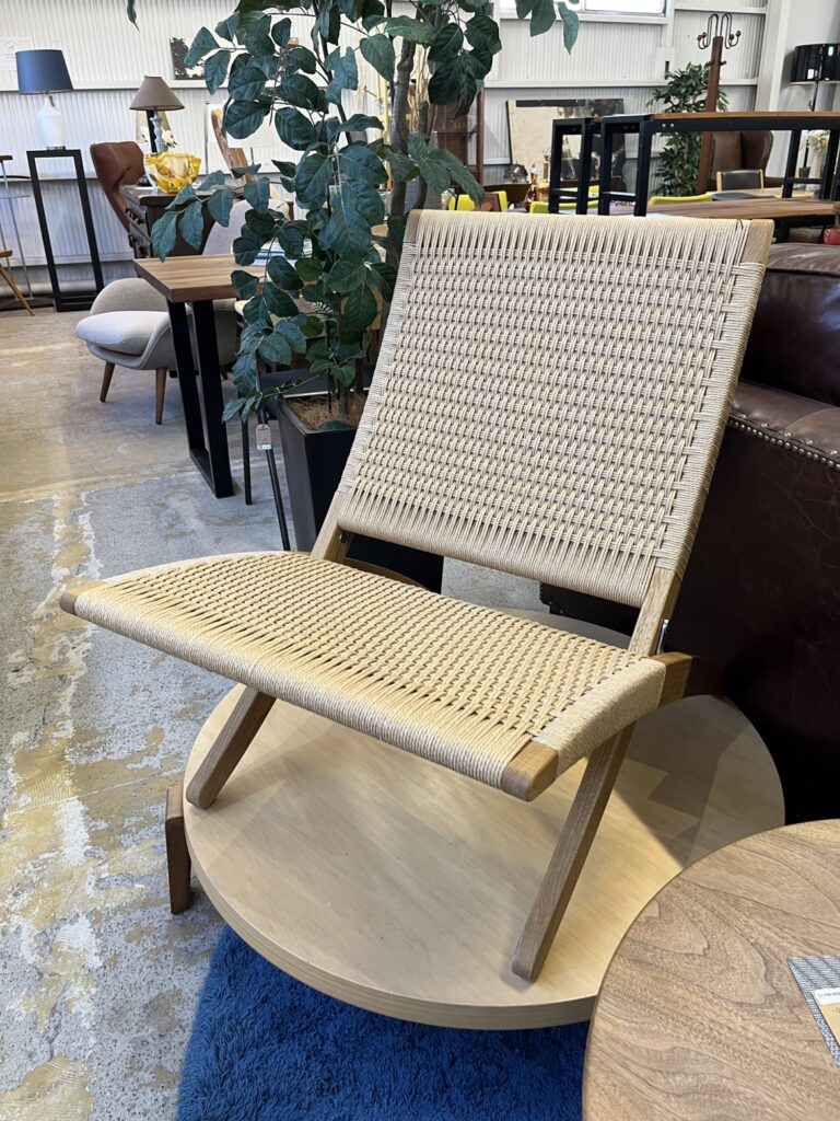 Carl Hansen & Søn（カール・ハンセン＆サン）Cuba Chair（キューバチェア）｜ラウンジチェア。Morten Gøttlerデザイン、オーク材とナチュラルなペーパーコードの軽やかな折りたたみ構造。