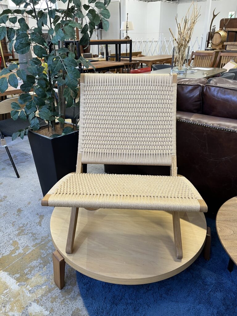 Carl Hansen & Søn（カール・ハンセン＆サン）Cuba Chair（キューバチェア）｜ラウンジチェア。Morten Gøttlerデザイン、オーク材とナチュラルなペーパーコードの軽やかな折りたたみ構造。
