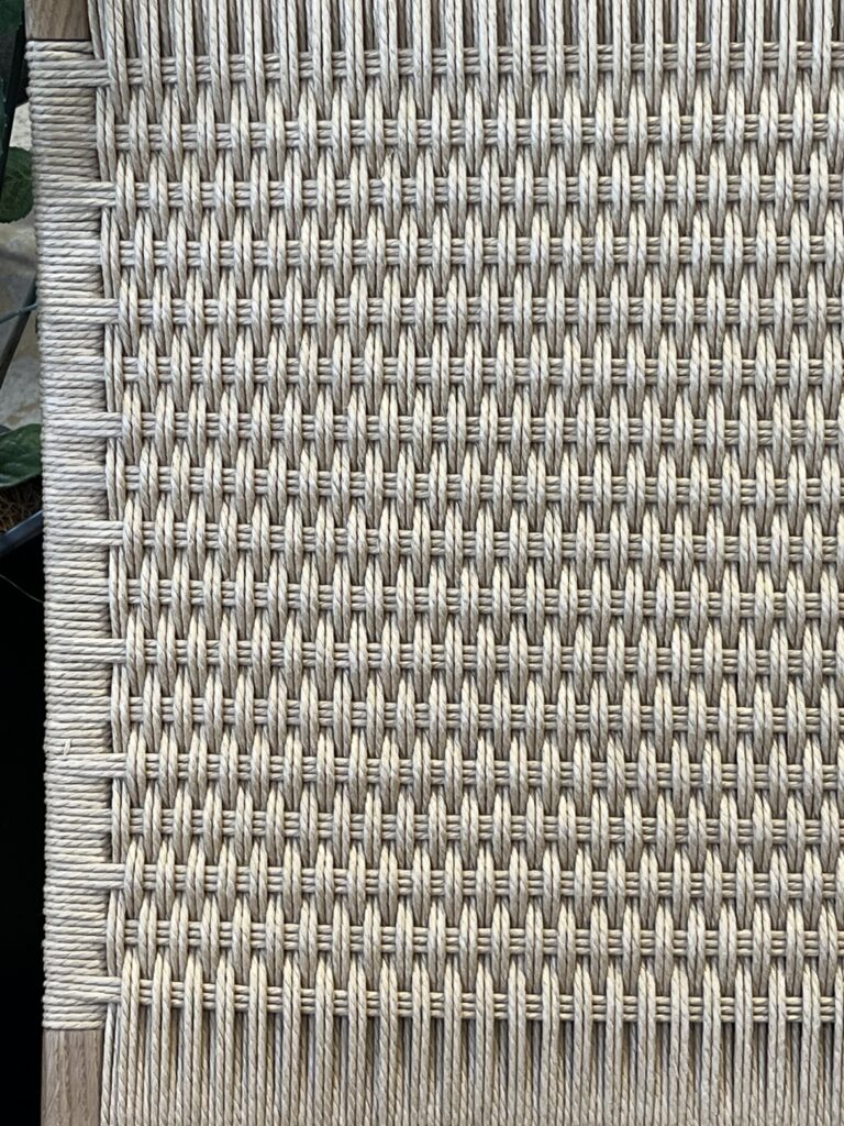 Carl Hansen & Søn（カール・ハンセン＆サン）Cuba Chair（キューバチェア）｜ラウンジチェア。ペーパーコードの編み目が視線を抜けさせ、しっかりしたフレームでも軽やかに見えるデザイン。