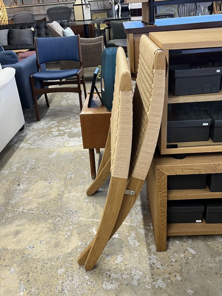 Carl Hansen & Søn（カール・ハンセン＆サン）Cuba Chair（キューバチェア）｜ラウンジチェア。しっかりしたフレームと軽やかなペーパーコードを備え、使わないときはすっきり折り畳める設計。
