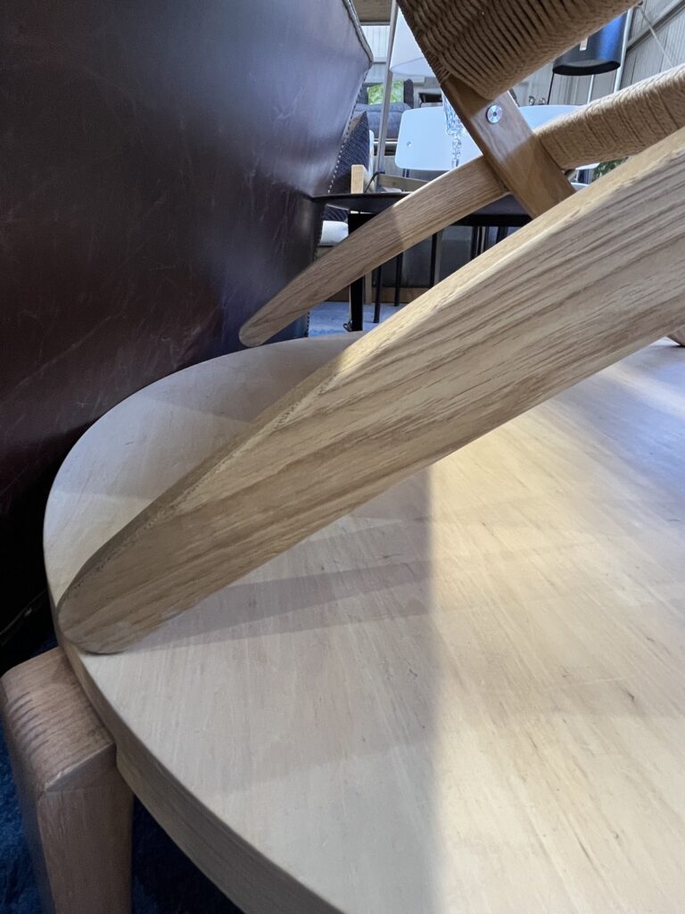 Carl Hansen & Søn（カール・ハンセン＆サン）Cuba Chair（キューバチェア）｜ラウンジチェア。オーク材のフレームを入れ込んだ、軽やかな折りたたみ構造が特長。