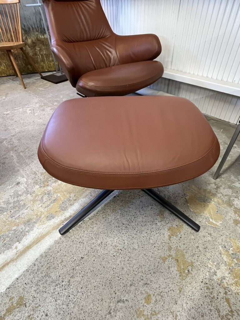 Arper(アルペール)Aston Club(アストン クラブ)専用オットマン。ふくらはぎや踵を自然な角度で優しく支え、快適なインテリア空間を演出。