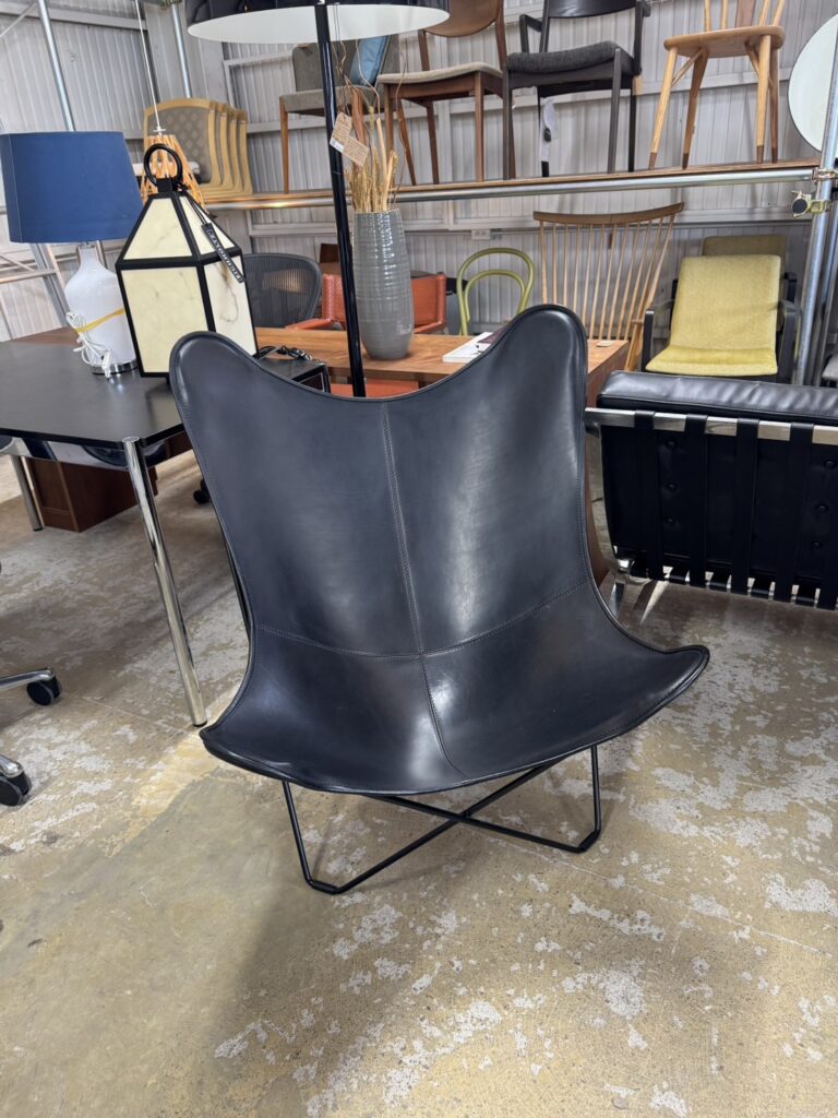 CUERO（クエロ）BKF バタフライチェア MARIPOSA BLACK｜リビング用ラウンジチェア。身体の重さに合わせて本革のシートがゆるやかに沈み込み、身体を包み込むような座り心地。
