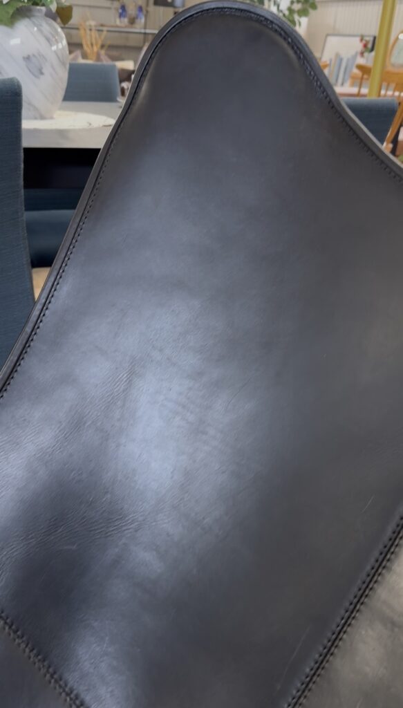 CUERO（クエロ）BKF バタフライチェア MARIPOSA BLACK｜リビング用ラウンジチェア。ベジタブルタンニンなめしの本革を使ったシートが特徴。