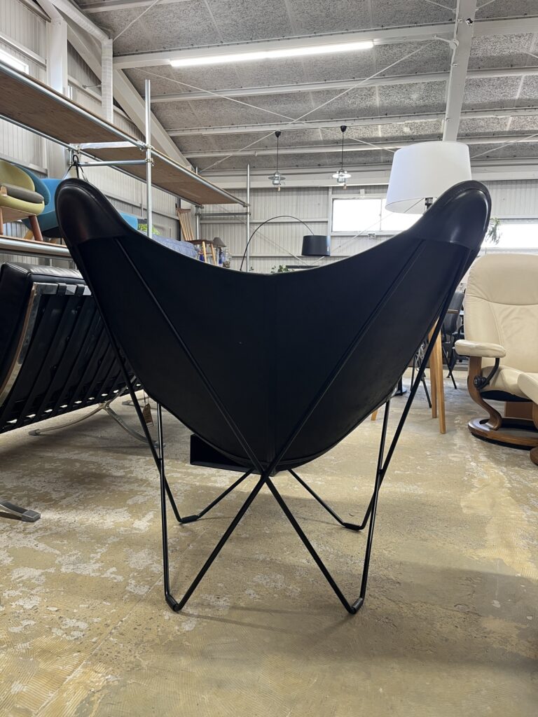 CUERO（クエロ）BKF バタフライチェア MARIPOSA BLACK｜リビング用ラウンジチェア。ソリッドスチールのフレームが4つの支点をつくり、その上に黒革のシートを掛けたシンプルな構造。