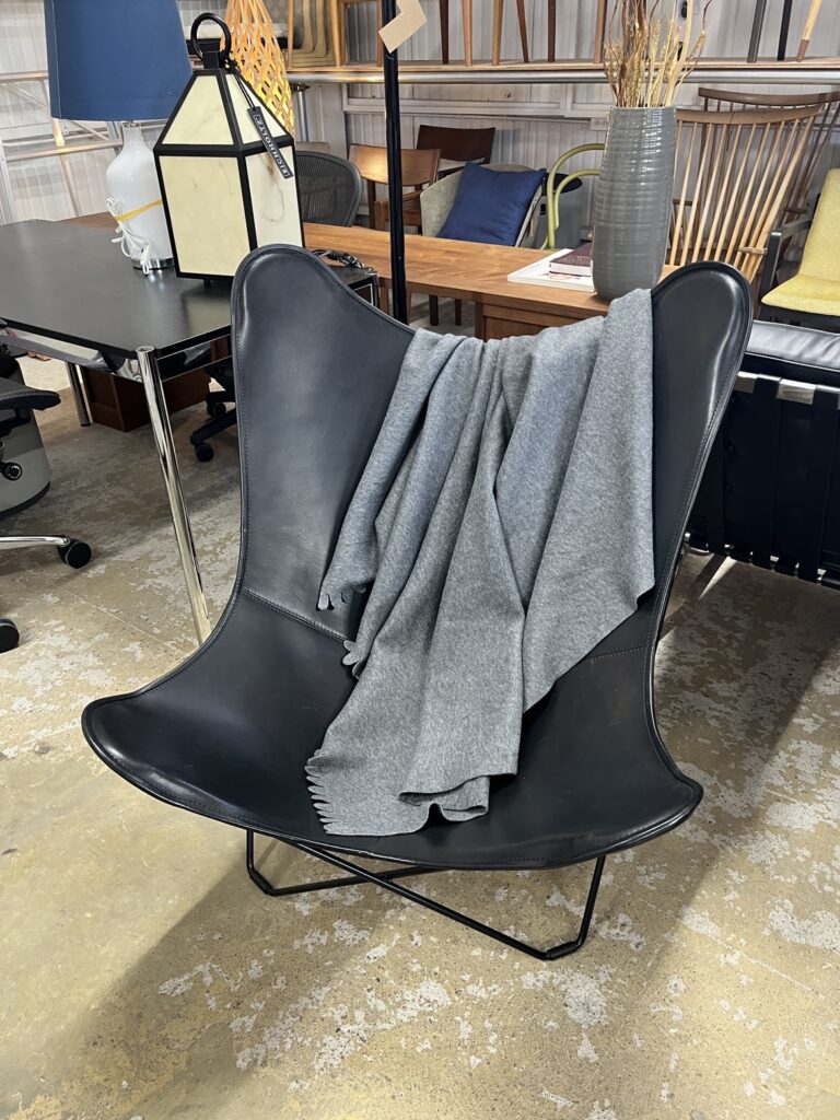 CUERO（クエロ）BKF バタフライチェア MARIPOSA BLACKにグレーのブランケットを合わせ、黒とのコントラストを和らげた洗練されたモノトーン空間。