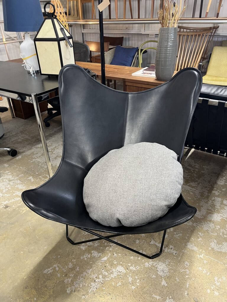 CUERO（クエロ）BKF バタフライチェア MARIPOSA BLACKに丸型クッションを合わせ、黒革のシャープさを和らげたモダンな海外風インテリア。