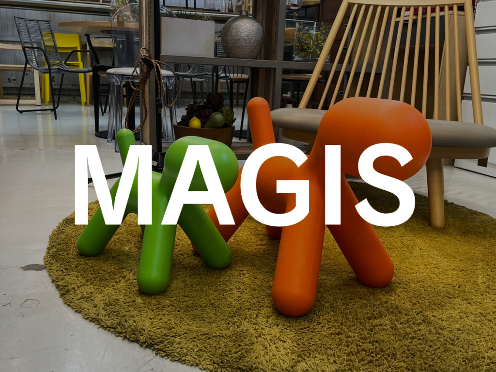 MAGIS(マジス)Puppy(パピー)Sサイズ・Mサイズ スツール。グリーンとオレンジの愛らしい犬型デザインが特徴。軽量で耐久性に優れたプラスチック素材(ポリエチレン)で、親子のように並べて楽しめるインテリア。
