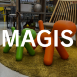MAGIS（マジス）Puppy（パピー）Sサイズ・Mサイズ スツール。グリーンとオレンジの愛らしい犬型デザインが特徴。軽量で耐久性に優れたプラスチック素材（ポリエチレン）で、親子のように並べて楽しめるインテリア。