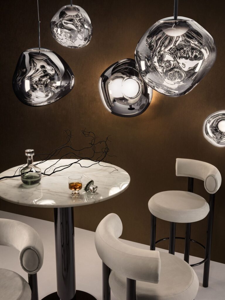 Tom Dixon（トム・ディクソン）MELT 30・MELT 50｜ペンダントライト｜溶けた金属のような有機的な形状。サイズが変わると空間の見え方も変わる照明