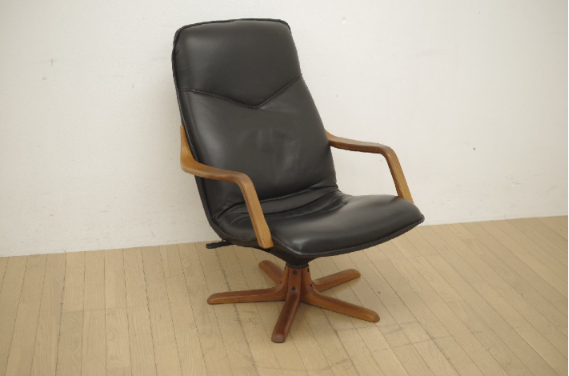 **BERG Furniture(ベルグファニチャー) パーソナルチェア リクライニングチェア**。身体に沿う立体的な背もたれとゆったりとした座面が快適な座り心地を実現。美しい木製フレームと上質な張地を組み合わせた、くつろぎの時間に適したリクライニングチェアです。