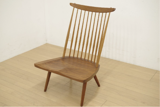 George Nakashima(ジョージ・ナカシマ) ラウンジチェア インテリア。無垢材の美しい木目と有機的なフォルムが特徴で、自然素材の温もりと洗練された存在感が空間を彩るデザイナーズチェア。