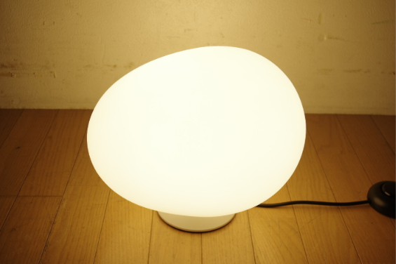FOSCARINI(フォスカリーニ) Gregg Tavolo Media(グレッグ タボロ メディア) テーブルランプ。吹きガラス製の丸みあるシェードと柔らかな拡散光が特徴で、空間に穏やかで上品な光を演出する照明。