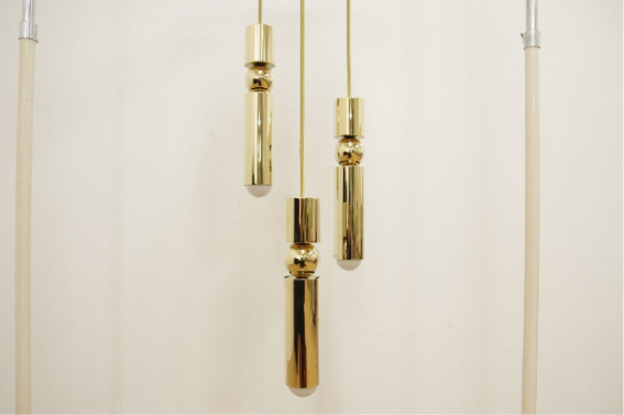 LEE BROOM(リー・ブルーム)FULCRUM CHANDELIER 3P ペンダント照明。3灯を組み合わせた彫刻的なフォルムが、空間に印象的な存在感と上質な光をもたらします。