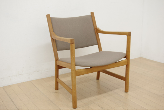 Carl Hansen & Søn（カール・ハンセン＆サン）CH52 イージーチェア｜ラウンジチェア。ハンス・J・ウェグナーによるデザインで、木製フレームの端正なラインとゆったりした座り心地が特長。