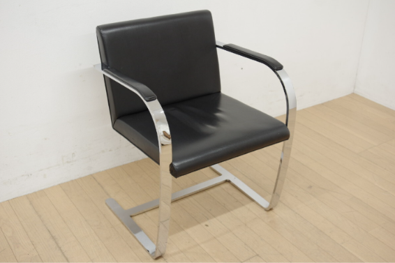 Knoll（ノル）ブルーノ アームチェア フラットバー｜リビング用チェア。ミース・ファン・デル・ローエがデザインした、フラットバーのフレームとアームパッドが特徴のモダンな一脚。